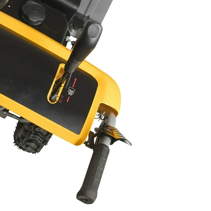 Stiga Kehrmaschine SWS 600 G - 4,4 kW, Arbeitsbreite: 60 cm - Detailaufnahme einer Schneefräse mit gelbem Gehäuse, Geschwindigkeitswahlhebel und schwarzem Griff.