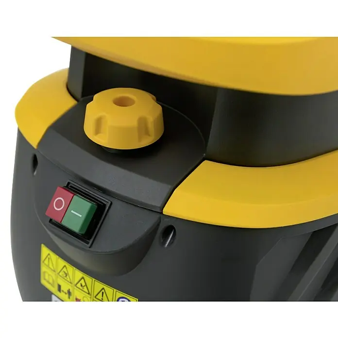 Stiga Elektro-Häcksler Bio Master 2200 - Max. Aststärke: 4 cm, 2.200 W - Detailansicht eines gelb-schwarzen Gartenhäckslers mit Fokus auf Bedienknöpfe und Sicherheitsaufkleber.