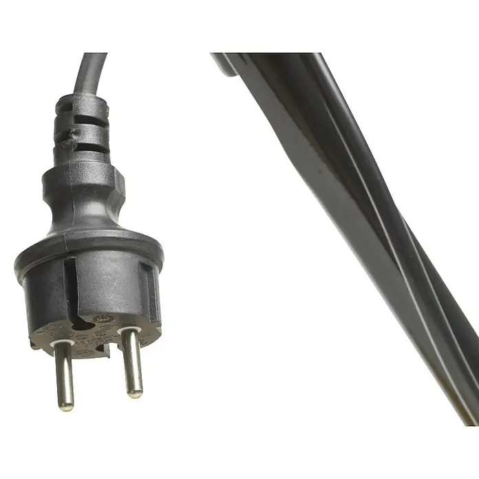 Stiga Elektro-Vertikutierer-Lüfter SV 415 E - 1.500 W, Arbeitsbreite: 38 cm - Detailaufnahme eines schwarzen EU-Steckers mit Kabel, der für europäische Steckdosen geeignet ist und Strom liefert.