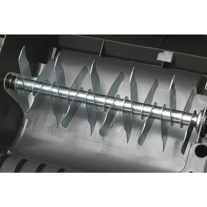 Stiga Elektro-Vertikutierer-Lüfter SV 415 E - 1.500 W, Arbeitsbreite: 38 cm - Detailaufnahme des Rotors eines Vertikutierers mit spiralförmiger Anordnung von Metallklingen, eingebettet in ein graues Gehäuse.
