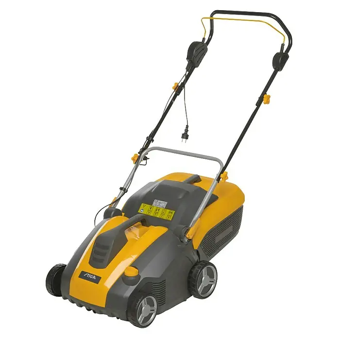 Stiga Elektro-Vertikutierer-Lüfter SV 415 E - 1.500 W, Arbeitsbreite: 38 cm - Bild einer gelben und grauen STIGA Elektro-Vertikutiermaschine, die für die Rasenpflege verwendet wird. Ideal zur Beseitigung von Rasenfilz und Moos.