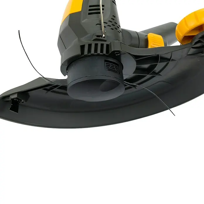 Stiga 500er Serie Akku-Rasentrimmer GT 500e - Set - 48 V, 2 Ah, Li-Ionen, 1 Akku, Schnittbreite Faden: 30 cm - Nahaufnahme eines Rasentrimmers mit schwarzem Schutzschild und gelben Akzenten, der für präzise Gartenarbeit konzipiert ist.