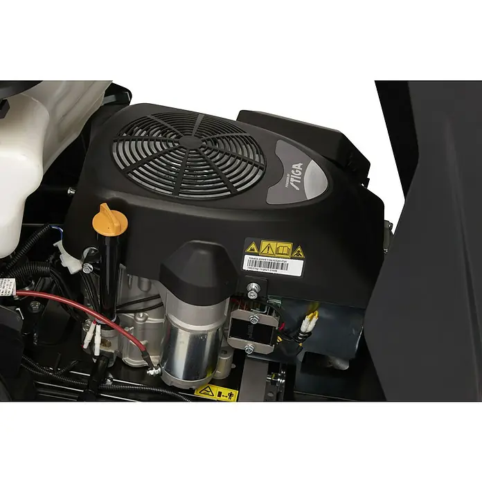 Alpina Rasentraktor AT4 84 HA - 6,3 kW, 414 cm³, Schnittbreite: 84 cm, Max. Flächenempfehlung: 3.500 m² - Nahaufnahme eines Stiga-Rasenmähermotors, der die Details der Motorabdeckung, des Lüfters und der umgebenden Komponenten zeigt.