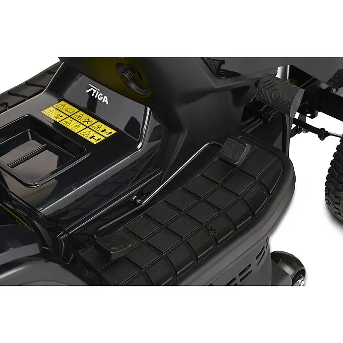 Alpina Rasentraktor AT4 84 HA - 6,3 kW, 414 cm³, Schnittbreite: 84 cm, Max. Flächenempfehlung: 3.500 m² - Detailaufnahme eines schwarzen STIGA Aufsitzmähers, der die Fußstütze und Bedienelemente zeigt.