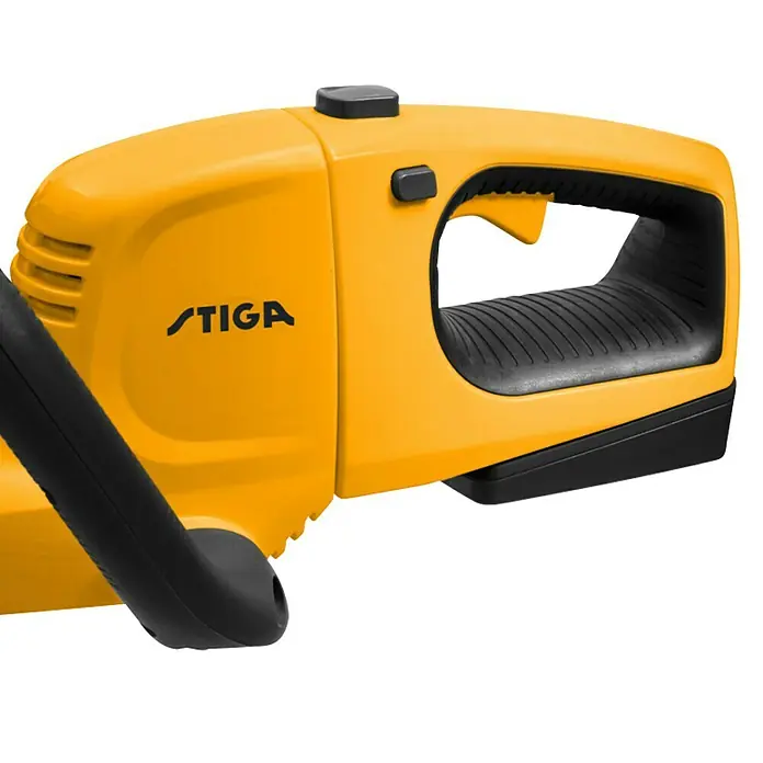 Stiga 100er Serie Akku-Heckenschere HT 100e Set - 20 V, Li-Ionen, 1 Akku, Schnittlänge: 50 cm - Nahaufnahme einer gelben STIGA-Heckenschere, die ein ergonomisches Design und hochwertige Verarbeitung zeigt.