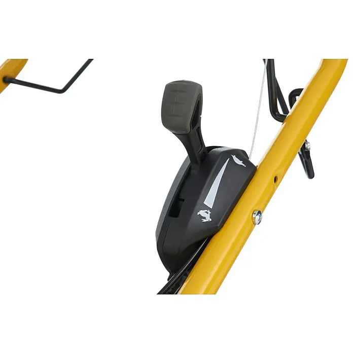 Stiga Benzin-Rasenmäher COMBI 753 V - 3,3 kW, 167 cm³, Schnittbreite: 51 cm - Detailaufnahme eines gelben Rasenmähers mit einem schwarzen Geschwindigkeitsregler am Griff. Der Regler zeigt Symbole für verschiedene Geschwindigkeiten.