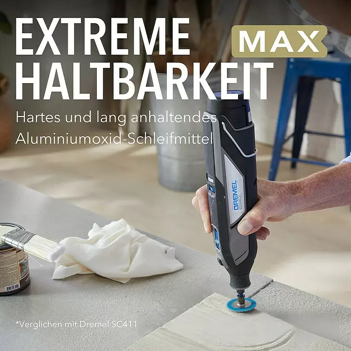 Dremel Schleifscheiben MAX EZ Speedclic SC411DM - Durchmesser: 38 mm, Körnung: 60 mm, 3 Stk. - Dremel 8240 Multifunktionswerkzeug mit blauer Schleifscheibe bearbeitet ein helles Werkstück, von einer Hand gehalten.