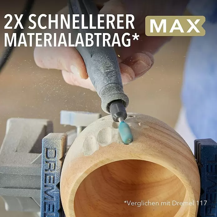 Dremel Fräser MAX Power Carving 9954 - Arbeitsdurchmesser: 7,9 mm, Max. Drehzahl: 35.000 U/min, 1 Stk. - Ein Dremel-Rotationswerkzeug mit blauem Fräser bearbeitet eine Holzschale; Holzstaub zeigt effizienten Materialabtrag.