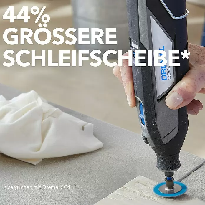 Dremel Schleifscheiben MAX EZ Speedclic SC411DM - Durchmesser: 38 mm, Körnung: 60 mm, 3 Stk. - Dremel-Rotationswerkzeug mit 44% größerer blauer Schleifscheibe glättet eine Holzfläche. Eine Hand hält das Werkzeug.