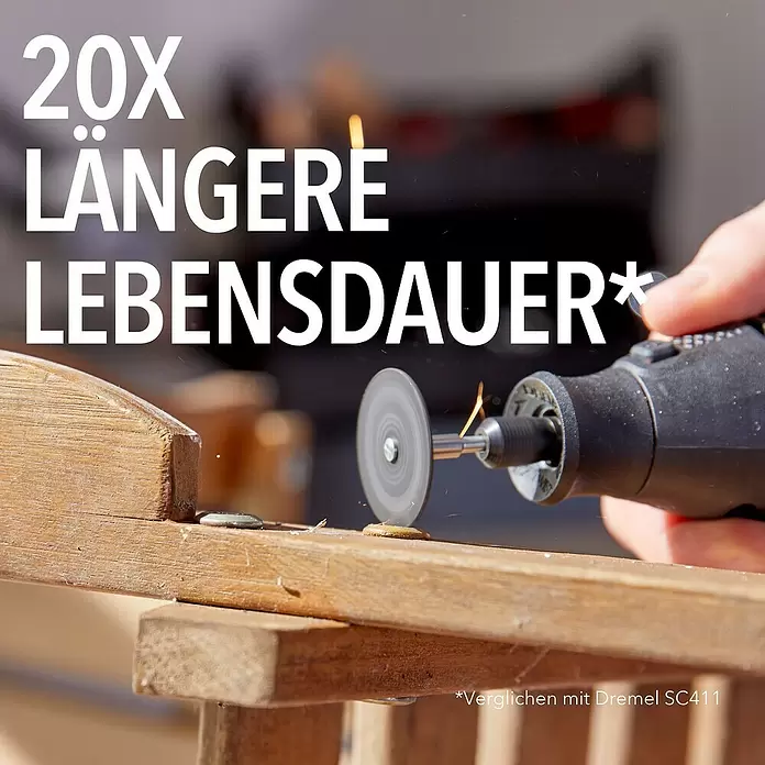 Dremel Schleifscheiben MAX EZ Speedclic SC411DM - Durchmesser: 38 mm, Körnung: 60 mm, 3 Stk. - Rotationswerkzeug mit Trennscheibe schneidet einen Schraubenkopf in Holz.