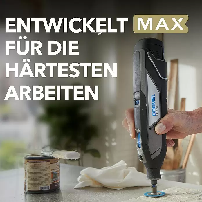 Dremel Schleifscheiben MAX EZ Speedclic SC411DM - Durchmesser: 38 mm, Körnung: 60 mm, 3 Stk. - Schwarz-graues Dremel 8240 Akku-Rotationswerkzeug, von einer Hand gehalten, schleift eine helle Oberfläche mit einer blauen Scheibe.