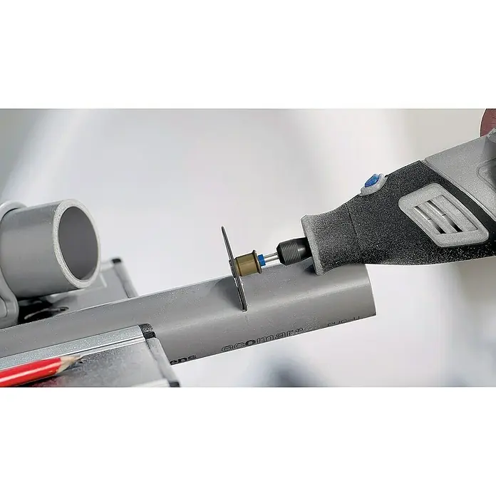 Dremel EZ SpeedClic Trennscheibe SC 476 - 38 mm, 5 Stk. - Ein Dremel-Werkzeug schneidet ein graues PVC-Rohr mit einem kleinen Sägeblatt. Präzise Schnitte für Heimwerkerprojekte leicht gemacht.