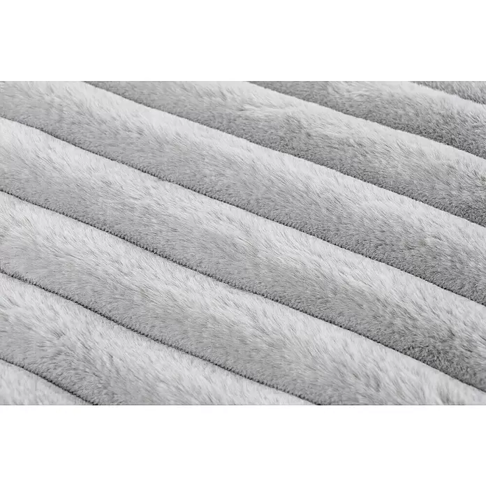 Manta para sofá Plush - 150 x 200 cm, Plata - Suave tela de piel sintética gris acanalada con rayas diagonales.