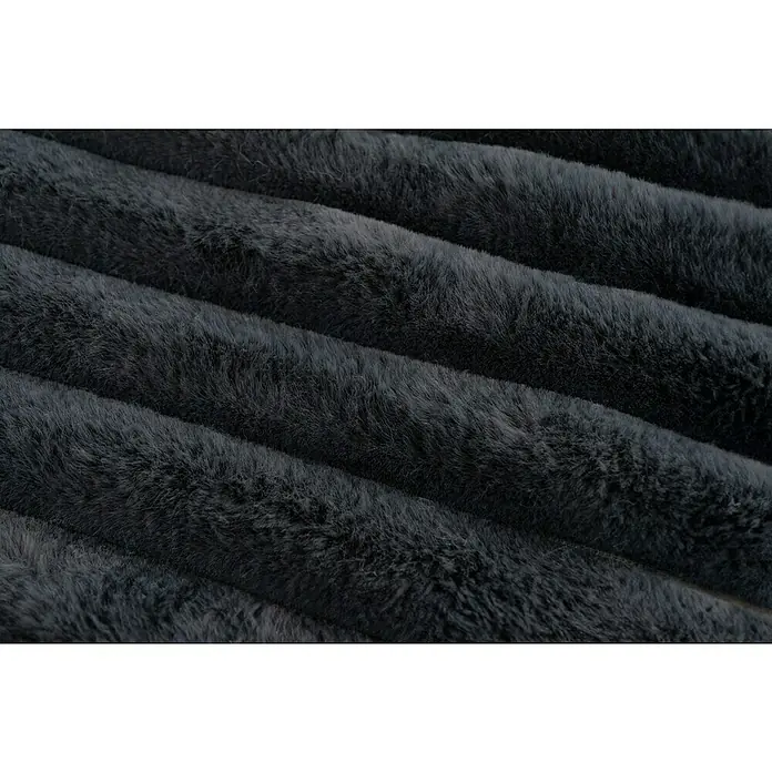 Decke Plush - Graphite, 200 x 150 cm, 100 % Polyester - Nahaufnahme von grauem Kunstfell mit subtilen, wellenförmigen Mustern, ideal für Textilien und dekorative Anwendungen.