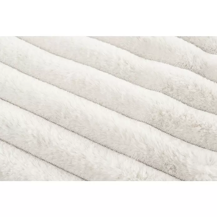 Manta para sofá Plush - 150 x 200 cm, Marfil - Tejido de peluche suave blanco roto con rayas diagonales en relieve.