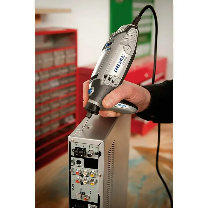Dremel Graviermesser 105 - Arbeitsdurchmesser: 0,8 mm, 3 Stk. - Dremel 3000 Multifunktionswerkzeug im Einsatz an einem elektronischen Gerät, ideal für präzise Arbeiten und Anpassungen.