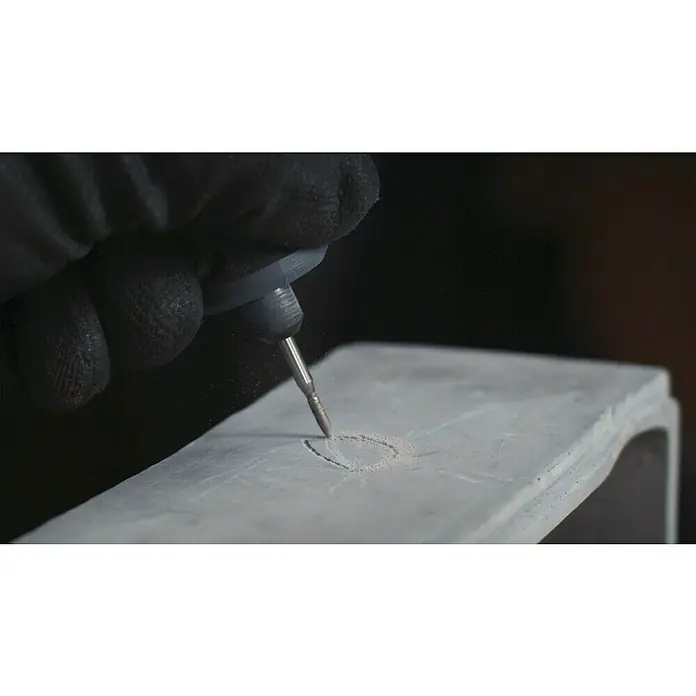 Dremel Diamant-Schleifstifte Mod. 7144 - Durchmesser Kopf: 2,4 mm, 2 Stk. - Detailaufnahme einer Hand mit Handschuh, die mit einem Dremel-Werkzeug ein Muster in eine helle, massive Oberfläche graviert.