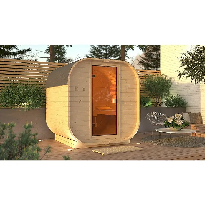 Karibu Fasssauna Quadro - Elektroofen, Holz, L x B x H: 175 x 199 x 205 cm - Eine moderne Fasssauna aus hellem Holz mit Glastür steht auf einer Terrasse. Sie wirkt einladend und bietet Entspannung im eigenen Garten.