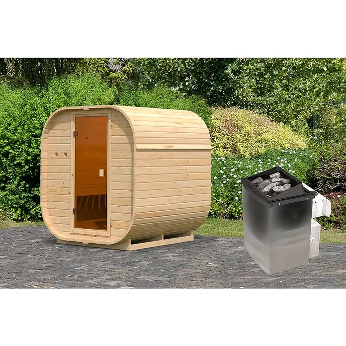 Karibu Fasssauna Quadro - Elektroofen, Holz, L x B x H: 175 x 199 x 205 cm - Außenaufnahme einer Fasssauna aus Holz mit Glastür und einem Saunaofen mit Steinen im Garten.