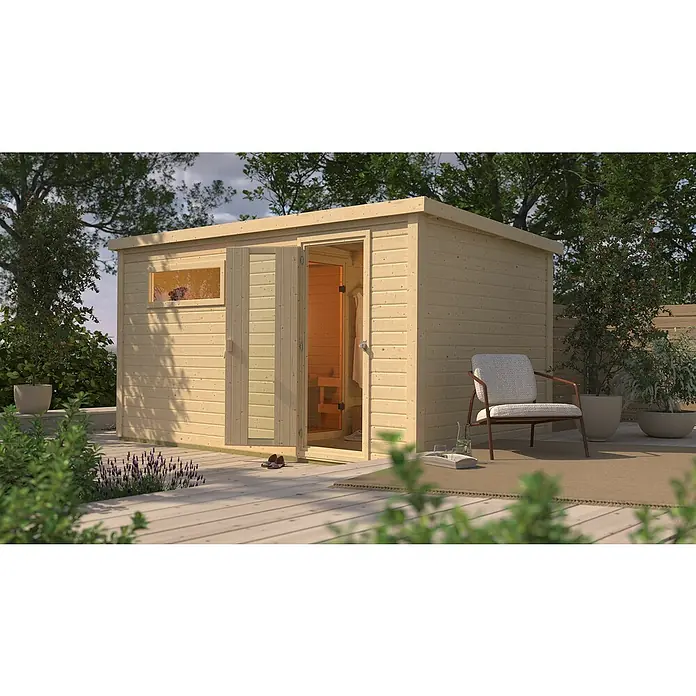 Karibu Saunahaus Hytti - Mit 9 kW Saunaofen mit externer Steuerung, L x B x H: 231 x 396 x 218 cm, Naturbelassen - Eine moderne Holzsauna mit geöffneten Türen steht im Garten, daneben ein Stuhl und Pflanzen.