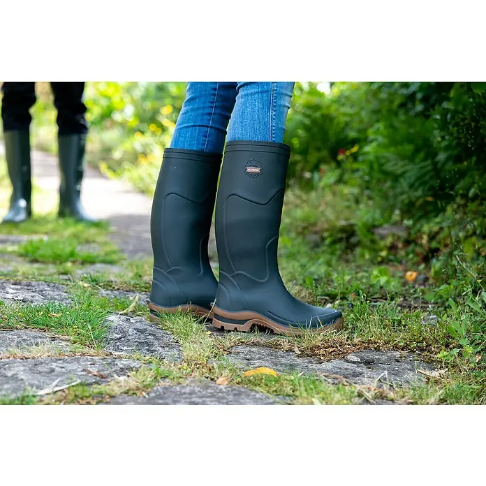 Black Fox Gummistiefel Fox - Schuhgröße: 42, Grün - Nahaufnahme von robusten, hohen schwarzen Gummistiefeln mit braunen Sohlen, ideal für Outdoor-Aktivitäten bei jedem Wetter.