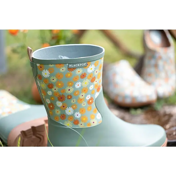 Black Fox Gummistiefel Lizia - Schuhgröße: 38, Grün - Nahaufnahme von BLACKFOX Gartenstiefeln mit Blumenmuster. Diese wasserdichten Stiefel sind ideal für Gartenarbeiten und bieten Komfort und Stil im Freien.