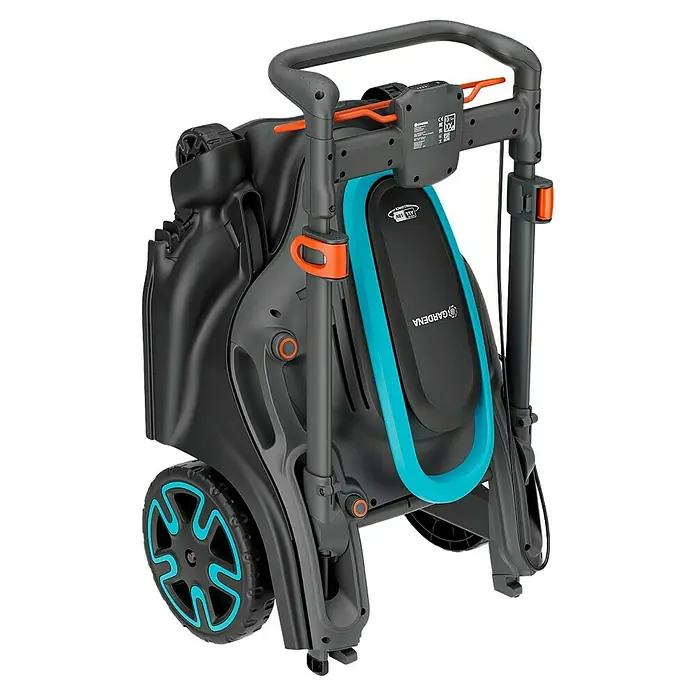 Gardena Power for All 18V Akku-Rasenmäher PowerMax Duo 46/36V - 18 V, 2 Akkus, 4 Ah, Schnittbreite: 46 cm - Zusammengeklappter Gardena Elektro-Vertikutierer mit Fangkorb und blauen Akzenten.