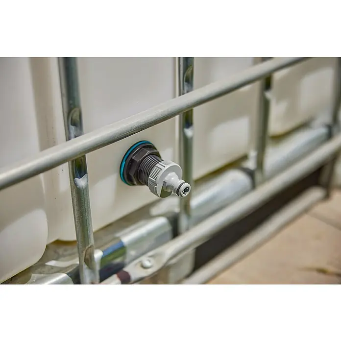 Gardena Anschlussstück Push In G1"-G3/4"Passend für: Wassertanks mit 2-10 mm Wandstärke & Radius von min. 50 cm - Nahaufnahme eines IBC-Tankanschlusses mit Adapter für Gartenschläuche, ideal für die Gartenbewässerung und Wasserentnahme.