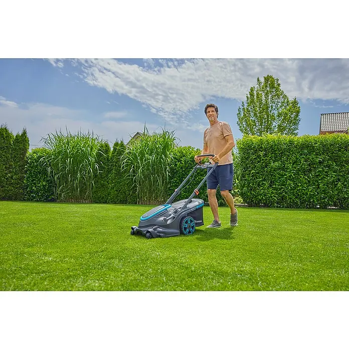 Gardena Power for All 18V Akku-Rasenmäher PowerMax Duo 46/36V - 18 V, 2 Akkus, 4 Ah, Schnittbreite: 46 cm - Ein Mann mäht den Rasen mit einem Gardena Rasenmäher. Der Rasen ist grün und gepflegt.