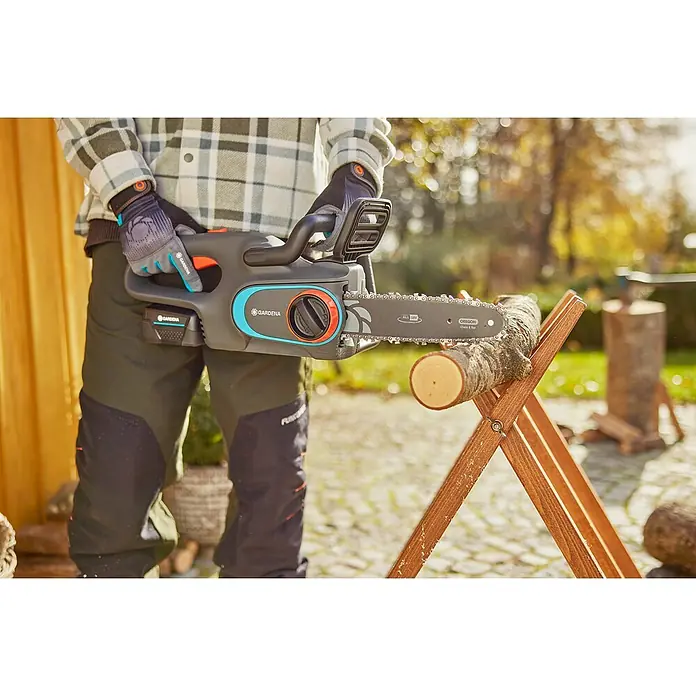 Gardena Power for All 18V Sägekette 3/8" - Passend für: Gardena Akku-Kettensäge PowerSaw 250/18V - Eine Gardena Akku-Kettensäge in Aktion, bereit zum Schneiden von Holz, gehalten von einer Person mit Schutzhandschuhen.