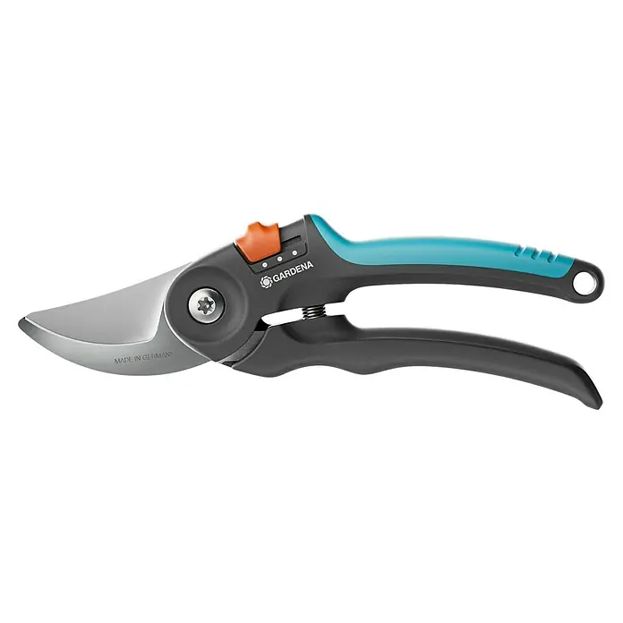 Gardena Gartenschere PremiumCut Flex - Max. Aststärke: 24 mm - Nahaufnahme einer Gardena Gartenschere mit grauem Griff und blauer Polsterung. Das Werkzeug ist scharf und für den Einsatz im Garten gedacht.