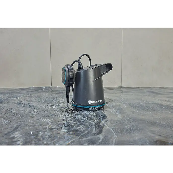 Gardena Klarwasser-Tauchpumpe 20000 Basic - 550 W, Max. Fördermenge: 20.000 l/h - Die GARDENA Schmutzwasser-Tauchpumpe im Einsatz: Zuverlässig und effizient für klares und schmutziges Wasser.