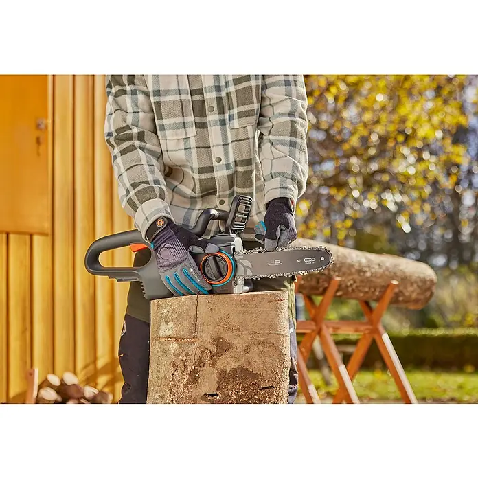 Gardena Power for All 18V Sägekette 3/8" - Passend für: Gardena Akku-Kettensäge PowerSaw 250/18V - Die GARDENA Akku-Kettensäge ECS 18/20 im Einsatz: Eine Person schneidet Holz mit der Kettensäge auf einem Holzklotz.