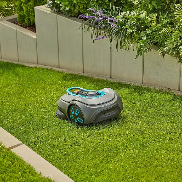Gardena Mähroboter smart SILENO free - 600 m², Schnittbreite: 22 cm, Satellitengestützte Navigation, GPS - Grauer Gardena Mähroboter mit türkisfarbenen Akzenten auf grünem Rasen, der eine moderne und effiziente Gartenpflege ermöglicht.