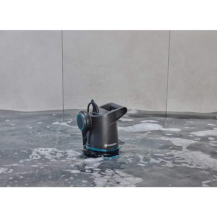 Gardena Schmutzwasserpumpe + Klarwasser 20000 Basic - 550 W, Max. Fördermenge: 20.000 l/h, Eintauchtiefe: 7 m - Gardena Schmutzwasser-Tauchpumpe im Einsatz. Die Pumpe steht in schmutzigem Wasser, umgeben von Schaum und Blasen.