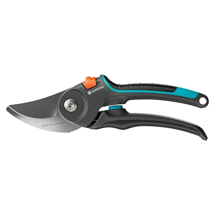 Gardena Gartenschere PremiumCut Pro - Bypass, Max. Aststärke: 24 mm - Nahaufnahme einer Gartenschere von Gardena mit grau-blauem Griff und scharfer Klinge, ideal für präzise Schnitte im Garten.