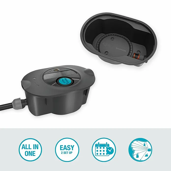 Gardena Sprinklersystem Versenkregner-Set AquaPrecise Basis - Max. Regnerfläche: 320 m², Reichweite ca.: 2 m - 10 m - Das Bild zeigt ein Gardena Bewässerungssystem, bestehend aus einer Steuereinheit mit Solarpanel und einem dazugehörigen Gehäuse.