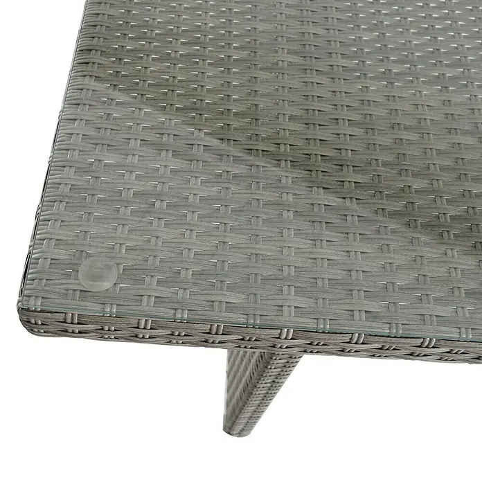 Sunfun Conjunto de muebles Silvana - 5 pzs., Ratán sintético/Aluminio, Gris/Antracita - Primer plano de una mesa de ratán gris con tapa de cristal y un tope transparente en la esquina.