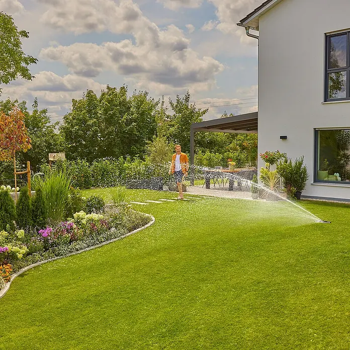 Gardena Sprinklersystem Versenkregner-Set AquaPrecise Erweiterung inkl. Verbindungs- und Erweiterungsteile - Max. Regnerfläche: 320 m², Reichweite ca.: 2 m - 10 m - Rasensprenger im Einsatz: Bewässerung eines grünen Gartens mit einem zuverlässigen Gartensprenger für eine optimale Bewässerung.
