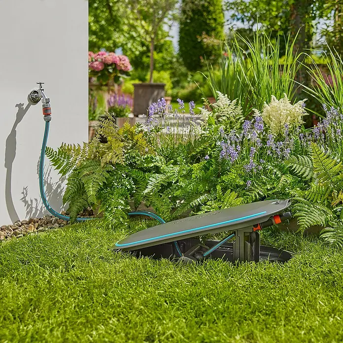 Gardena Schlauchbox Undercover RollUp - Schlauchlänge: 20 m - Gardena Vielflächenregner AquaZoom für eine gleichmäßige Bewässerung des Gartens.