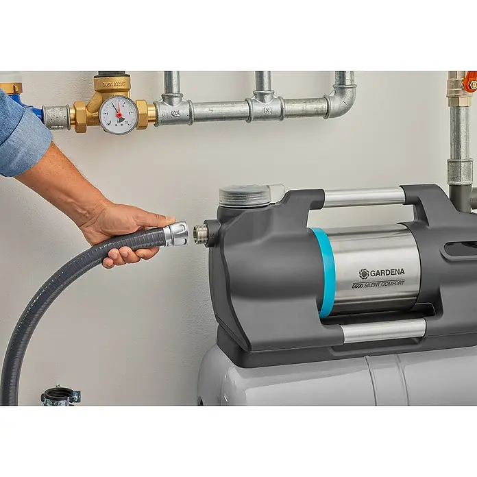 Gardena Sauggarnitur 25 mm 1" 7 m - Durchmesser: 25 mm, Länge: 7 m - Eine Gardena 5600 Silent Comfort Hauswasserwerk wird an einen Schlauch angeschlossen, um die Wasserversorgung zu verbessern.