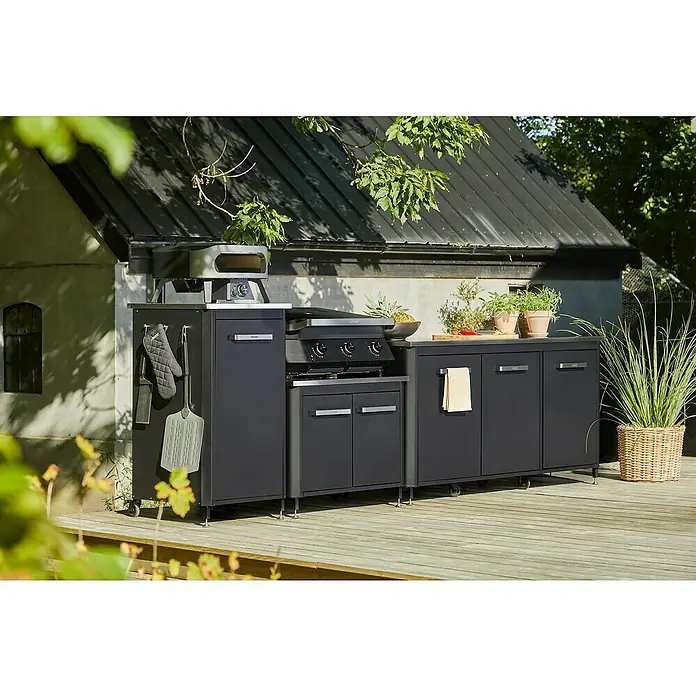 Cozze Pizzaofen Classic 17" - Grillfläche (B x T): 42,5 x 42,5 cm, 8 kW - Draußenküche mit Grill, Pizzaofen und Stauraum auf einer Holzterrasse vor einem Haus. Ideal für kulinarische Erlebnisse im Freien.