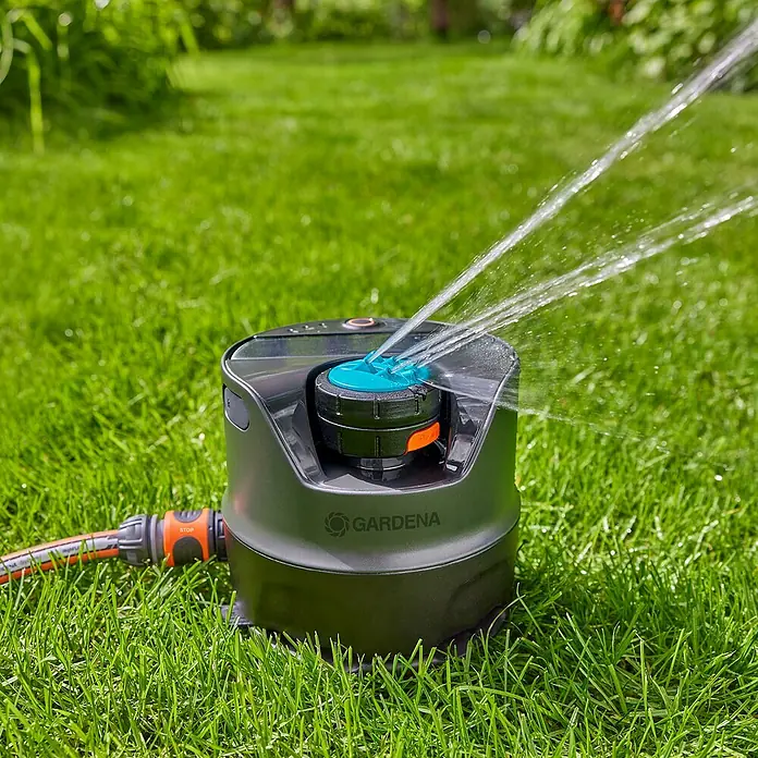 Gardena Vielflächenregner AquaPrecise solarbetrieben - Max. Regnerfläche: 320 m², Wurfweite: 2 m - 10 m - Der GARDENA Vielflächenregner AquaZoom Compact bewässert effizient Rasenflächen. Perfekt für kleine Gärten, präzise und individuell einstellbar.