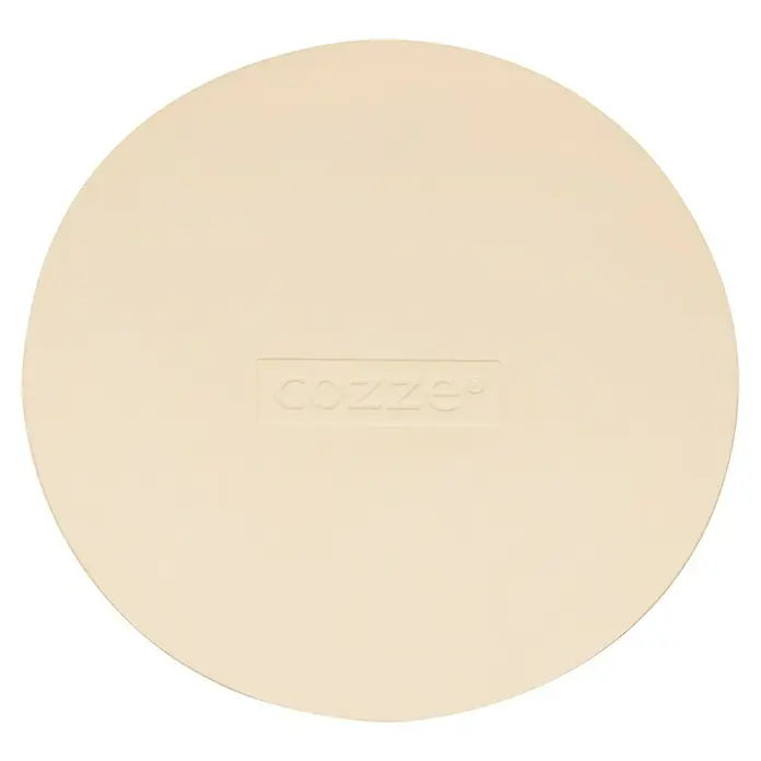 Cozze Pizzastein - Durchmesser: 34,5 cm, Corderit - Nahaufnahme eines runden, beigefarbenen Cozze Pizzasteins, ideal zum Backen knuspriger Pizzen und Brote im Ofen oder Grill.