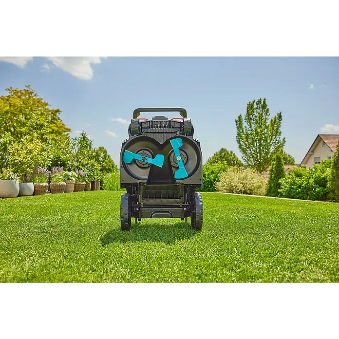 Gardena Ersatzmesser-Set für Rasenmäher - PowerMax Rasenmäher von Gardena, 2 Stk. - Nahaufnahme des Gardena Mähroboters, der auf einem grünen Rasen steht und seine scharfen, blauen Klingen zur Rasenpflege präsentiert.
