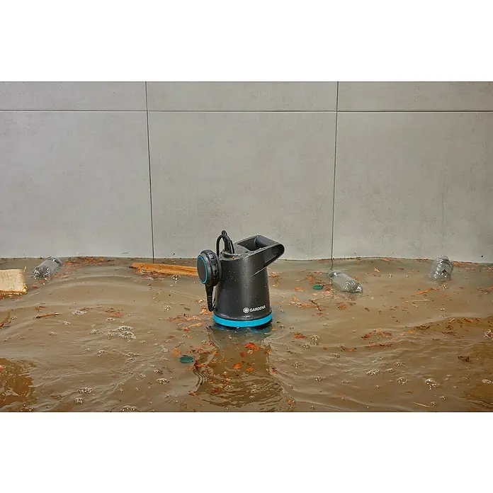 Gardena Schmutzwasserpumpe 20000 Basic - 550 W, Max. Fördermenge: 20.000 l/h, Eintauchtiefe: 7 m - Die Gardena Schmutzwasser-Tauchpumpe inmitten einer überfluteten Umgebung, die ihre Fähigkeit zur Bewältigung schwieriger Situationen demonstriert.