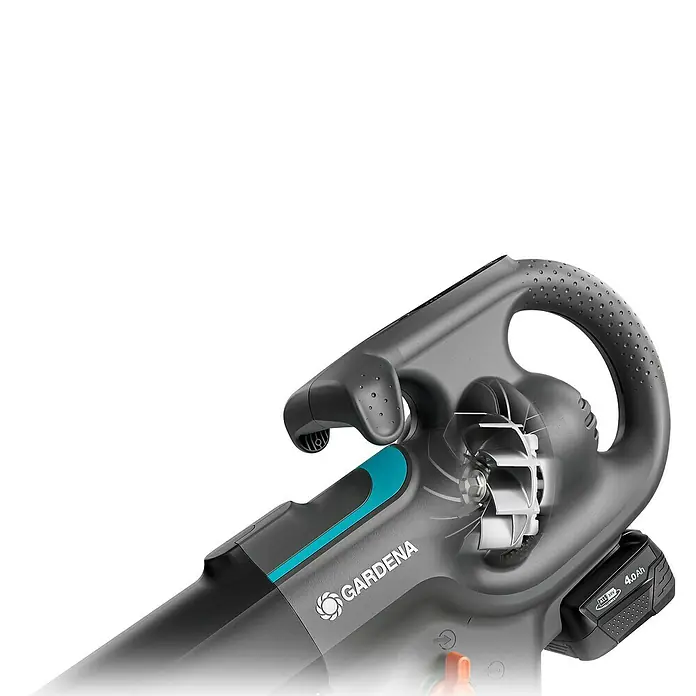 Gardena Power for All 18V Akku-Laubsauger & -Laubbläser PowerJetCollect - 18 V, 1 Akku, 4 Ah, Blasgeschwindigkeit: 250 km/h - Nahaufnahme eines Gardena Akku-Laubbläsers mit Griff, Akku und transparentem Gehäuse, das den Ventilator zeigt.