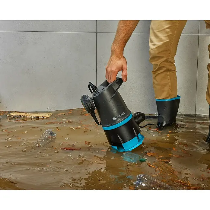 Gardena Schmutzwasserpumpe + Klarwasser 20000 Basic - 550 W, Max. Fördermenge: 20.000 l/h, Eintauchtiefe: 7 m - Eine Tauchpumpe von Gardena wird in einem überfluteten Raum verwendet, um das Wasser schnell abzupumpen und den Raum zu trocknen.