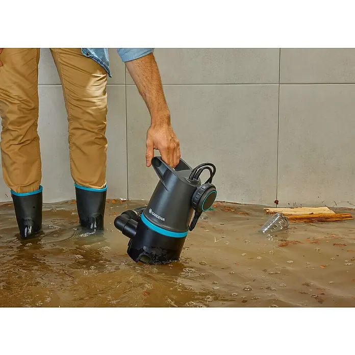 Gardena Schmutzwasserpumpe 20000 Basic - 550 W, Max. Fördermenge: 20.000 l/h, Eintauchtiefe: 7 m - Eine Gardena Schmutzwasserpumpe wird in einem überfluteten Raum verwendet, um das Wasser zu entfernen. Ideal für den Einsatz im Haus und Garten.
