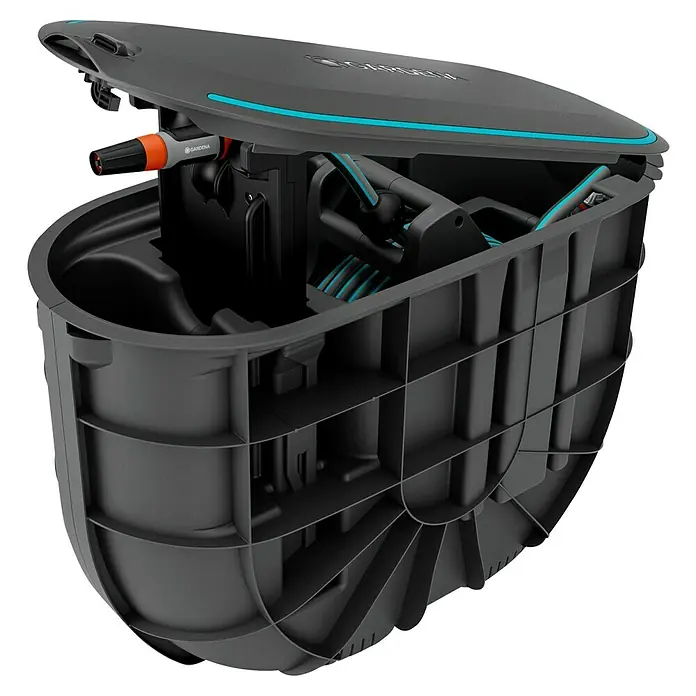 Gardena Schlauchbox Undercover RollUp - Schlauchlänge: 20 m - Bild eines Gardena-Produkts: Eine Schlauchbox. Sie ist schwarz mit einem blauen Akzent und enthält eine Schlauchaufroller.